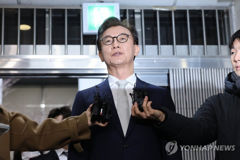 '<b>통일교</b> <b>의혹</b>' <b>전재수</b> 경찰 출석 "불법 금품수수 결단코 없어"