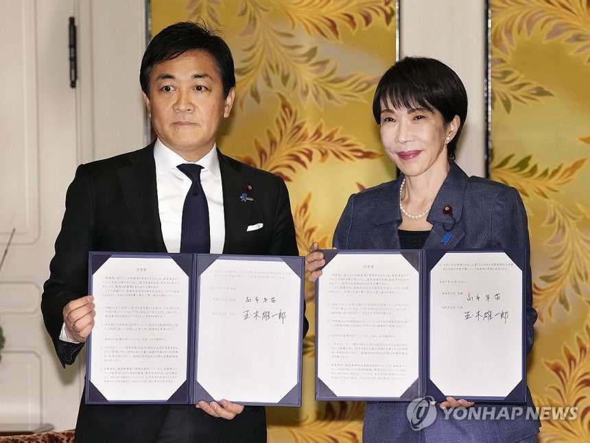 소득세 기준 상향 합의한 일본 자민당·제2야당 (도쿄 교도=연합뉴스) 일본 집권 자민당 총재인 다카이치 사나에 총리(오른쪽)와 제2야당 국민민주당 다마키 유이치로 대표가 18일 국회에서 만나 소득세 비과세 기준 상향