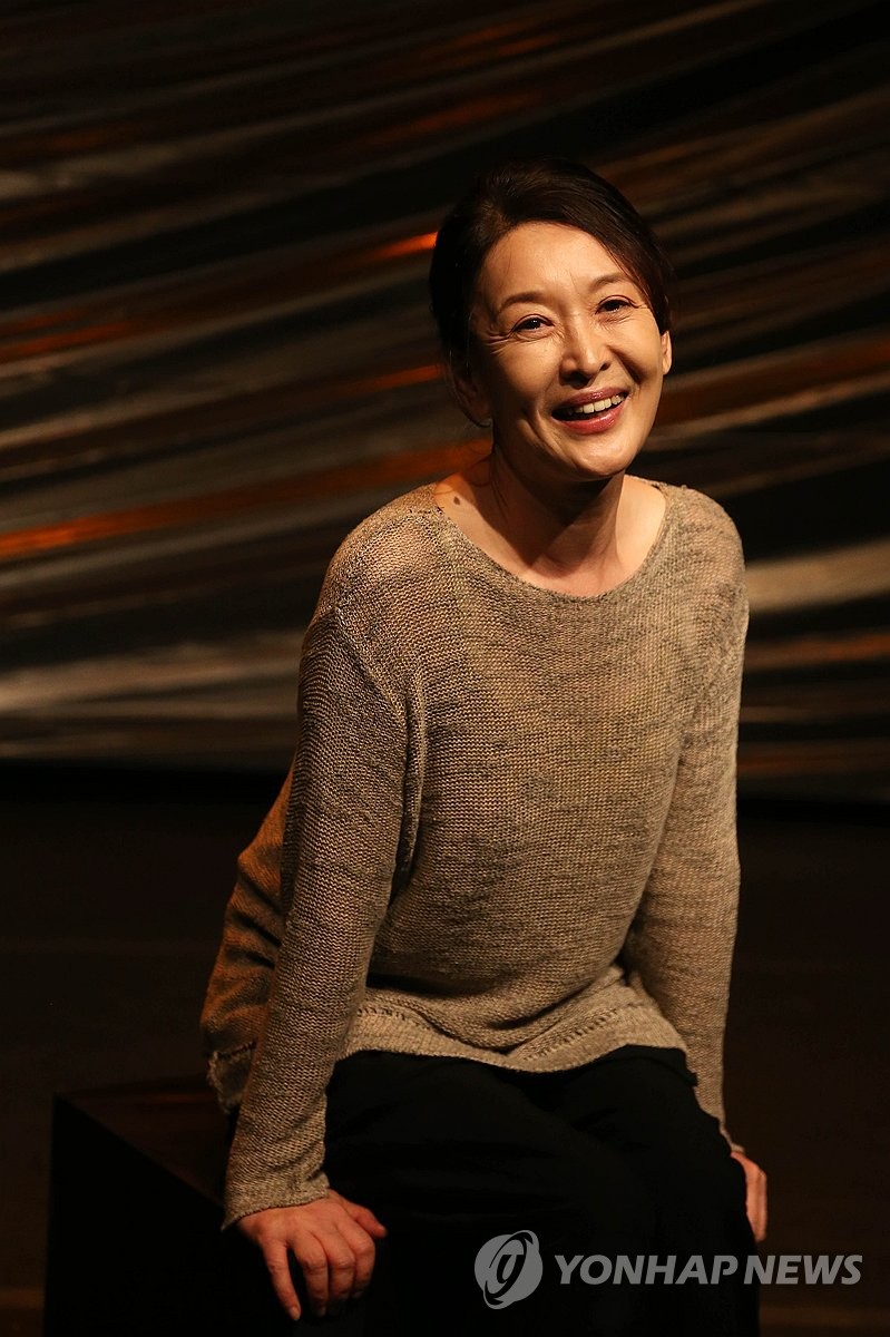 '1세대 연극 스타' 배우 윤석화 뇌종양 투병 중 별세 (서울=연합뉴스) '1세대 연극 스타'인 배우 윤석화가 별세했다.향년 69세.19일 연극계에 따르면 뇌종양으로 투병해 온 윤석화는 이날 오전 10시께