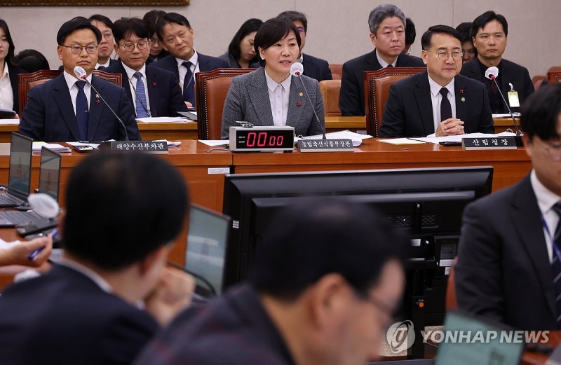질의 <b>답변</b>하는 <b>송미령 장관</b>