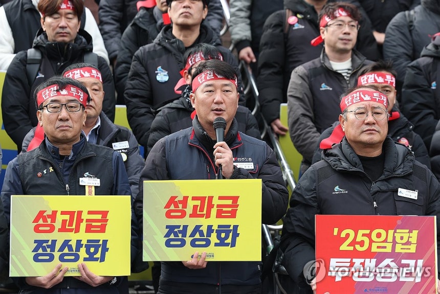 발언하는 양경수 위원장 (서울=연합뉴스) 김성민 기자 = 양경수 전국민주노동조합총연맹(민주노총) 위원장(앞줄 가운데)이 19일 서울역 앞에서 열린 전국철도노동조합 파업 돌입 긴급 기자회견에서 발언하고 있다.2025