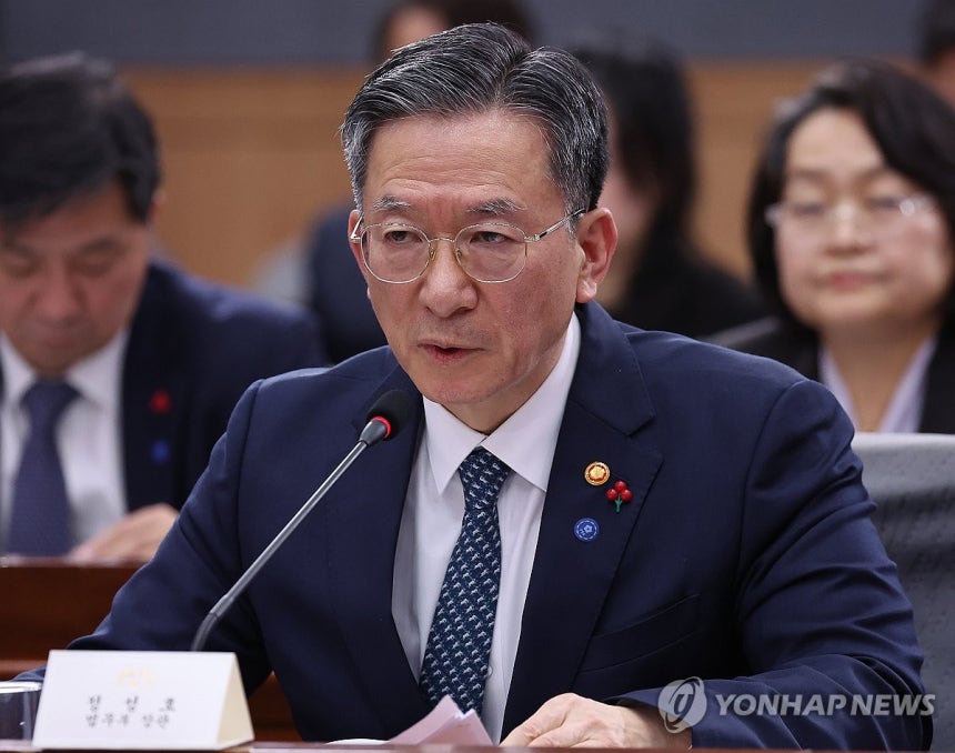 업무보고하는 정성호 법무부 장관 (서울=연합뉴스) 김도훈 기자 = 정성호 법무부 장관이 19일 정부서울청사 별관에서 이재명 대통령에게 업무보고를 하고 있다.2025.12.19 