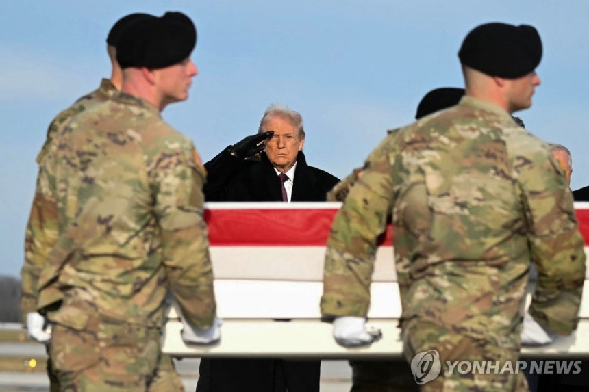 시리아에서 피격 사망한 미군 병사 귀환·운구 행사에 참석한 트럼프 [AFP 연합뉴스 자료사진.재판매 및 DB 금지]