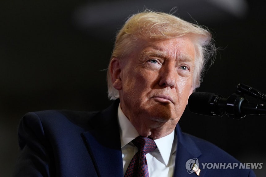 연설하는 트럼프 (AP=연합뉴스) 트럼프 대통령이 19일(현지시간) 경합주 중 한 곳인 노스캐롤라이나주 록키 마운트에서 연설하고 있다.2025.12.19