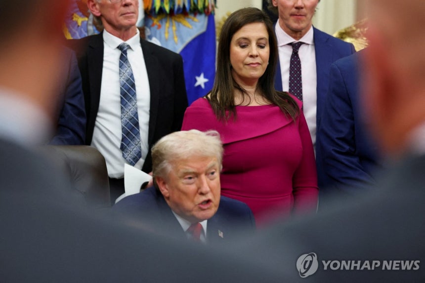 도널드 트럼프 미국 대통령과 엘리스 스터파닉 하원의원 [로이터=연합뉴스 자료사진.재판매 및 DB 금지]