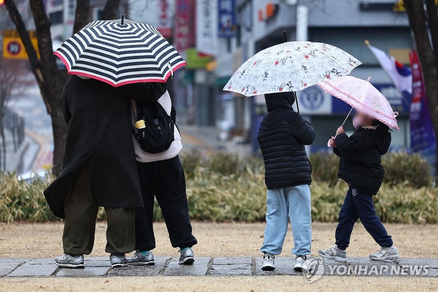 비 오고 포근한 토요일 [연합뉴스 자료사진]