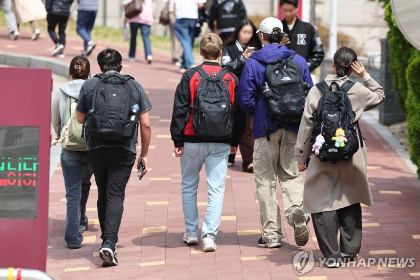 코로나19 전후로 한국 내 외국인 유학생 증가 (서울=연합뉴스) 서대연 기자 = 신종 코로나바이러스 감염증(코로나19) 팬데믹(세계적 대유행) 전후로 한국 내 외국인 유학생이 큰 폭으로 늘어난 것으로 나타났다.지난