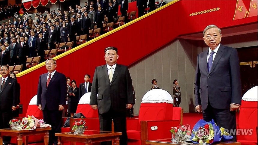 지난 10월 북한 노동당 창건 80주년 경축대회에 참석한 중국, 러시아, 베트남 인사들
지난 10월 9일 평양 5월1일경기장에서 김정은 국무위원장과 중국 리창 총리, 러시아 메드베