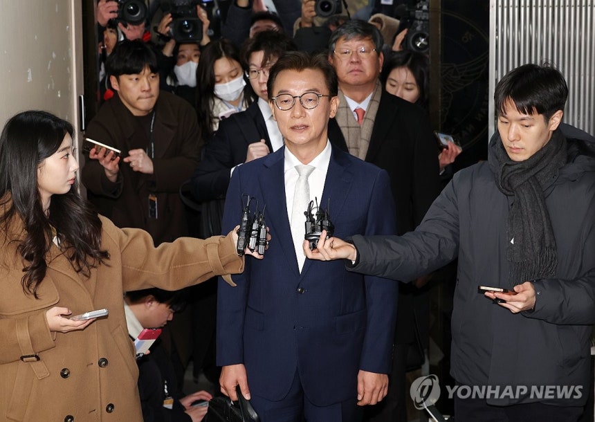 경찰청 출석하는 전재수 전 장관 (서울=연합뉴스) 이진욱 기자 = 전재수 전 해양수산부 장관이 19일 통일교 측으로부터 현금 등을 받은 혐의로 서울 서대문구 경찰청에 피의자 신분으로 출석하고 있다.2025.12.1