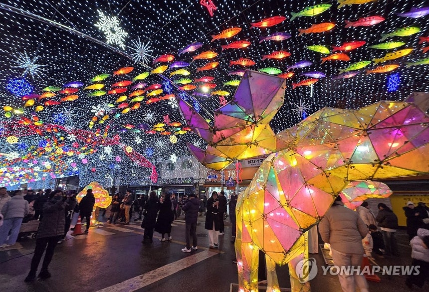 화천산천어축제 서막.불 밝힌 선등거리 (화천=연합뉴스) 이상학 기자 = 20일 오후 강원 화천군 화천읍 중앙로 일대 선등거리에서 야간에 다양한 조명으로 빛을 밝히는 점등행사가 열렸다.이 행사는 산천어축제를 앞두고