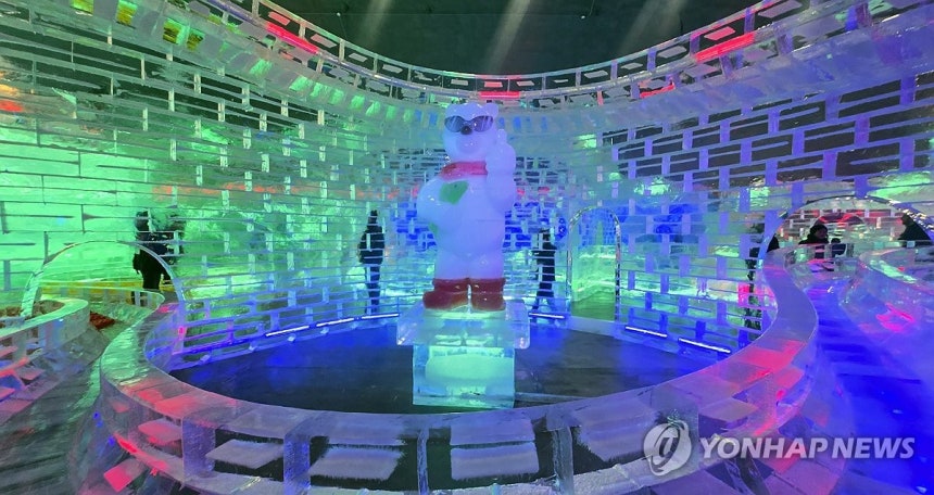 화천산천어축제 서막.얼음조각 광장 개장 (화천=연합뉴스) 이상학 기자 = 20일 오후 강원 화천군 화천읍 서화산터널에 실내얼음조각광장이 개장됐다.실내얼음조각광장에서는 이날부터 축제가 폐막하는 날까지 다양한 얼음조