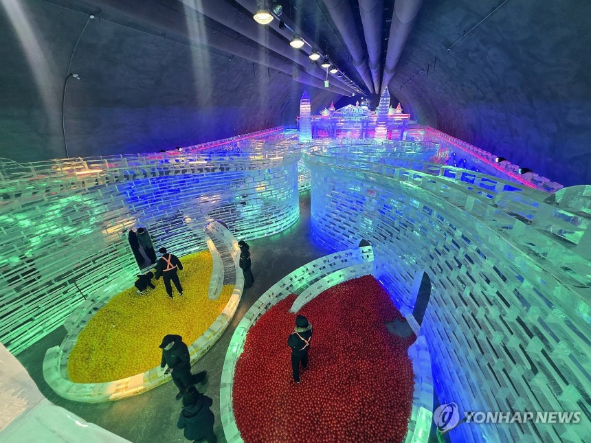 화천 터널에 조성한 실내얼음조각광장 (화천=연합뉴스) 이상학 기자 = 20일 오후 강원 화천군 화천읍 서화산터널에 실내얼음조각광장이 개장됐다.실내얼음조각광장에서는 이날부터 축제가 폐막하는 날까지 다양한 얼음조각을 