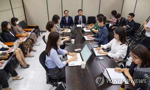 북한 정찰총국 산하 해커조직 '김수키' 정부 독자 제재 (서울=연합뉴스) 황광모 기자 = 이준일 외교부 북핵기획단장과 최현석 경찰청 사이버수사국장(오른쪽)이 2일 오전 서울 종로구 외교부에서 북한 정찰총국 산하 