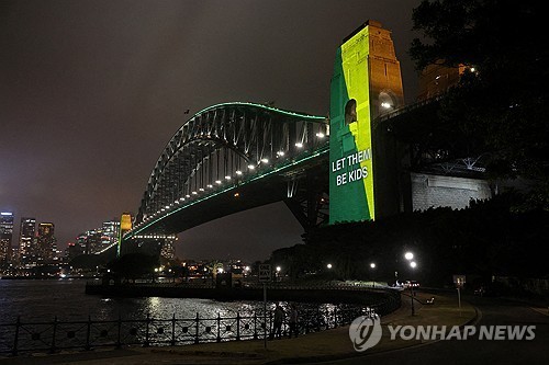 16세 미만 SNS 이용 차단 조치 시행 첫날인 지난 10일 호주 하버브리지 쓰여진 'Let them be kids' 문구 [로이터 연합뉴스 자료사진 재판매 및 DB 금지]