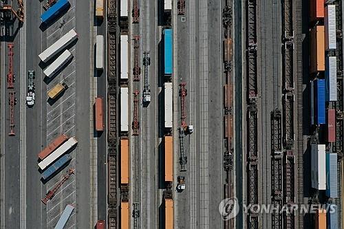 미 로스앤젤레스를 지나는 컨테이너 화물열차 [로이터 연합뉴스 자료사진.재판매 및 DB 금지]