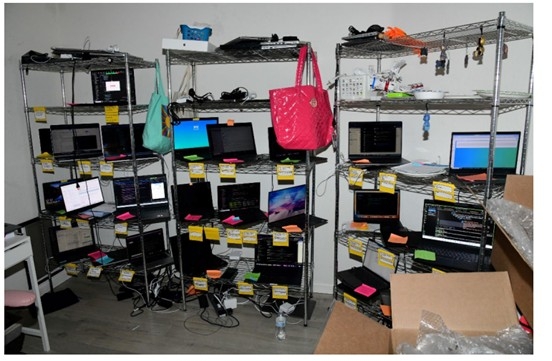 북한 정보기술(IT) 노동자의 미국 취업을 도운 사실이 드러나 지난 7월 법원에서 징역형을 선고받은 애리조나주 크리스티나 마리 채프먼(48)이 자택에서 운영하던 '노트북 농장'.북한 노동자들은 이 노트북에 원격으로