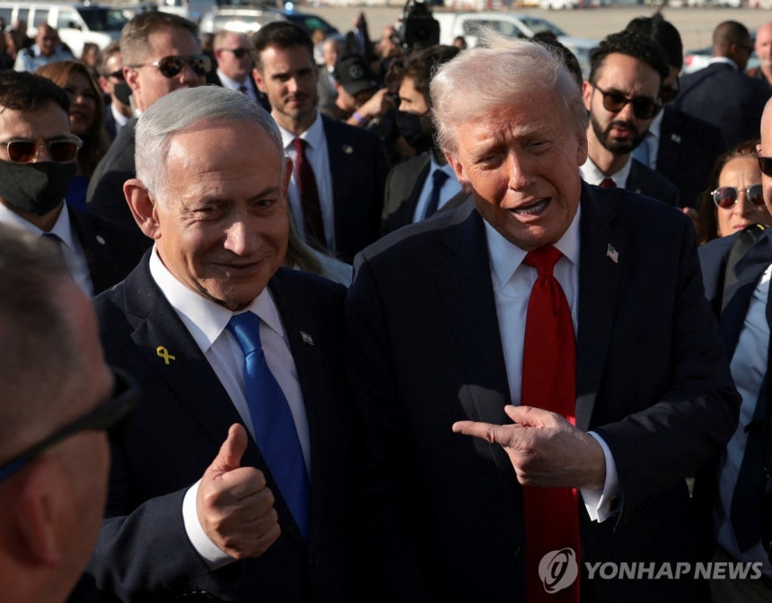 네타냐후와 트럼프 지난 10월 13일 베냐민 네타냐후 이스라엘 총리(왼쪽)가 자국을 찾은 도널드 트럼프 미국 대통령 옆에서 엄지손가락을 치켜올리고 있다.[로이터 연합뉴스 자료사진.재판매 및 DB 금지]