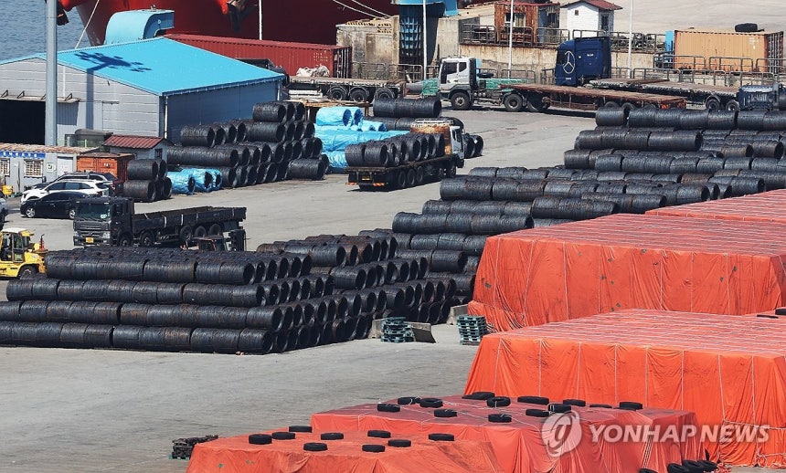 미국 관세 폭탄에 대미 철강 수출 급감 (평택=연합뉴스) 홍기원 기자 = 미국의 '관세 폭탄' 등 영향으로 지난달 한국의 대미 철강 수출이 작년 동기 대비 25% 넘게 급감한 것으로 나타났다.미국이 수입 철