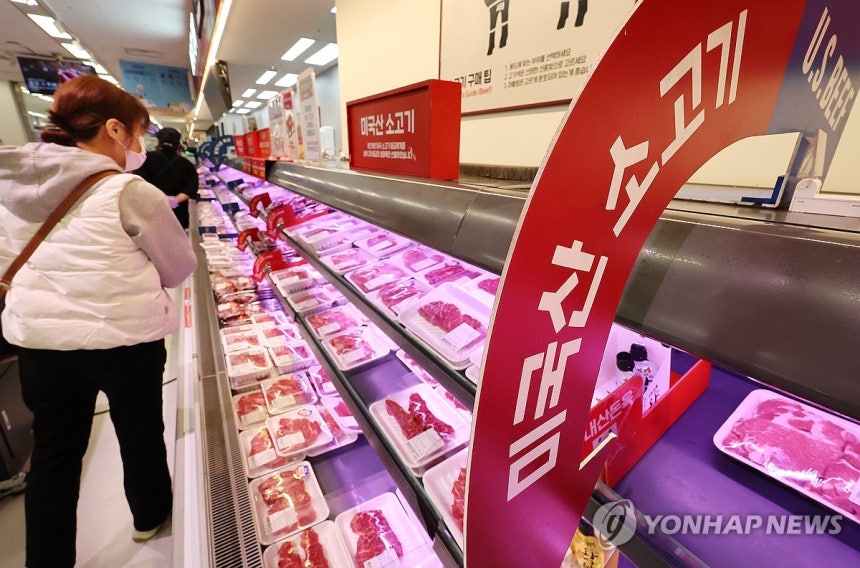 고환율에 수입 먹거리 비상 (서울=연합뉴스) 김주형 기자 = 원/달러 환율이 고공행진을 하면서 수입 먹거리도 타격을 주고 있다.27일 서울의 한 대형 마트에서 시민이 가성비가 좋다고 알려진 미국산 소고기를 살펴보고