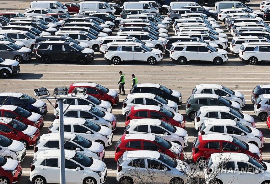 수출 대기 중인 자동차들 (평택=연합뉴스) 홍기원 기자 = 1일 경기도 평택항에 수출용 자동차가 세워져 있는 모습.2025.12.1 