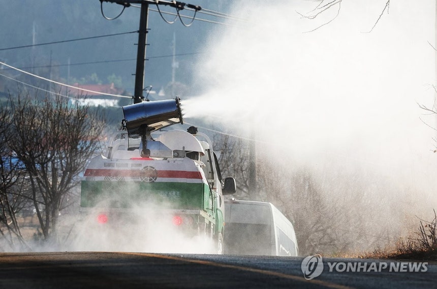 조류인플루엔자를 막아라 [연합뉴스 자료 사진]