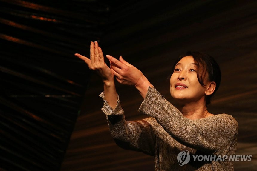 '1세대 연극 스타' 배우 윤석화 뇌종양 투병 중 별세 (서울=연합뉴스) '1세대 연극 스타'인 배우 윤석화가 별세했다.향년 69세.19일 연극계에 따르면 뇌종양으로 투병해 온 윤석화는 이날 오전 10시께