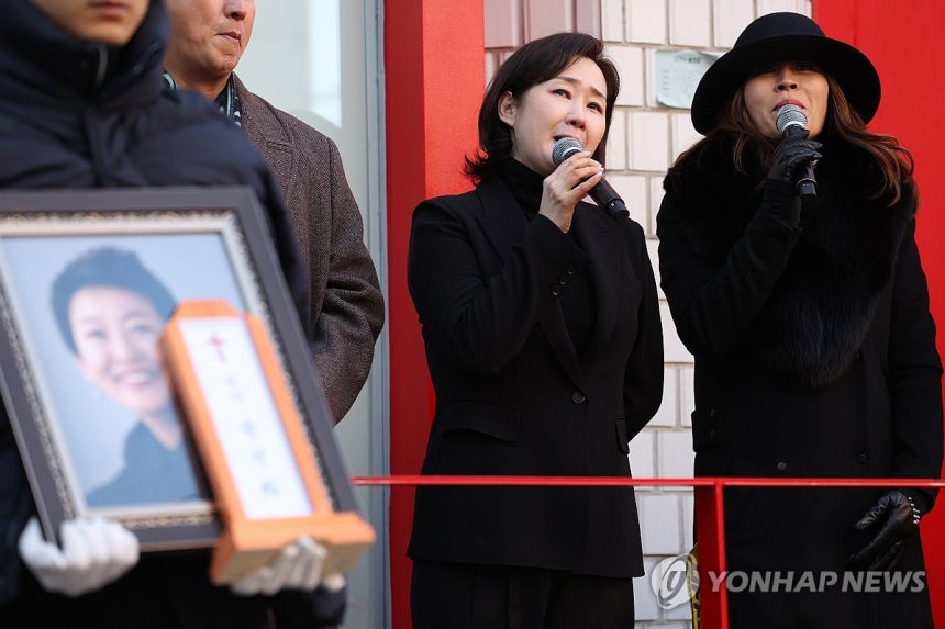 윤석화를 추모하며 '꽃밭에서' (서울=연합뉴스) 강민지 기자 = 21일 서울 종로구 한예극장 앞에서 열린 배우 윤석화의 노제에서 고인의 동료들이 추모곡'꽃밭에서'를 부르고 있다.2025.12.21 mjkang@yn