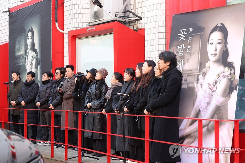 배우 윤석화 영면…대학로서 노제 (서울=연합뉴스) 강민지 기자 = 21일 서울 종로구 한예극장 앞에서 배우 윤석화의 노제가 열리고 있다.2025.12.21 