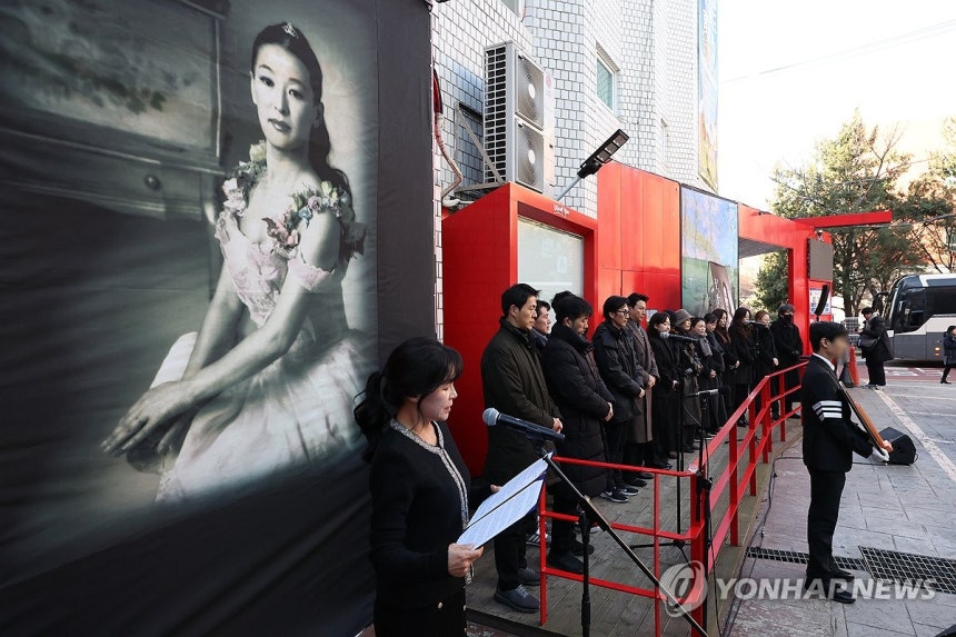 윤석화 마지막 가는 길 (서울=연합뉴스) 강민지 기자 = 21일 서울 종로구 한예극장 앞에서 배우 윤석화의 노제가 열리고 있다.2025.12.21 