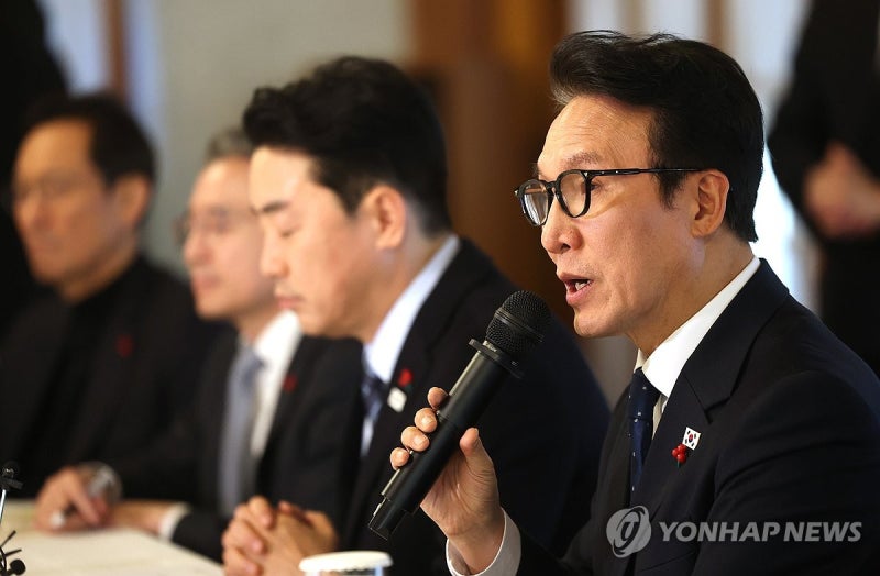 金총리 "<b>석유화학</b>·<b>철강 구조개편</b> 불가피…근로자 보호도 주력"