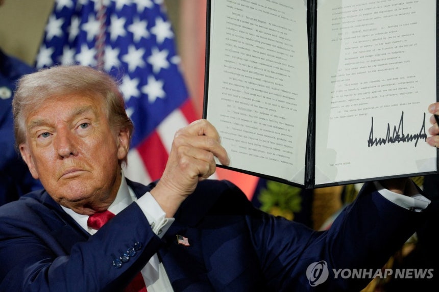 AI 행정명령 서명하는 트럼프 미국 대통령 [로이터 연합뉴스 자료사진.재판매 및 DB 금지]