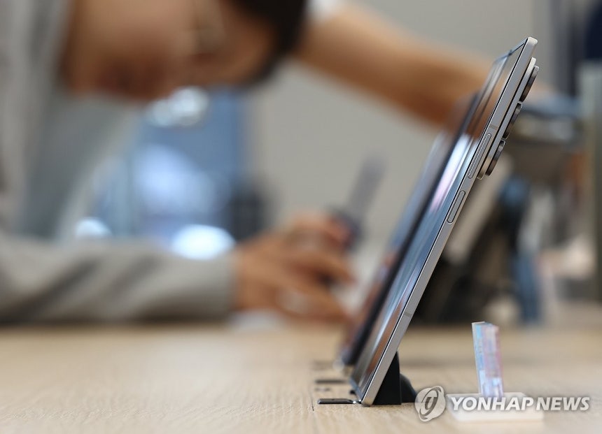 '더 얇아진 갤럭시 Z 폴드 7' (서울=연합뉴스) 김성민 기자 = 삼성전자의 새로운 폴더블폰 갤럭시 Z7 시리즈가 공식 출시를 앞두고 15일부터 일주일간 예약 판매를 시작한다.이날 서울 서초구 삼성 강남