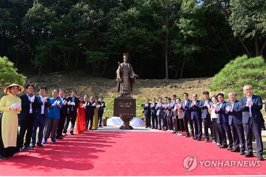 한국에 세워진 베트남 리왕조 시조 동상 8월 24일 경북 봉화에서 열린 한국-베트남 글로벌 교류 행사에서 참석자들이 베트남 리왕조의 시조인 리태조의 동상 제막식을 하고 있다.[봉화군 제공.연합뉴스 자료사진]