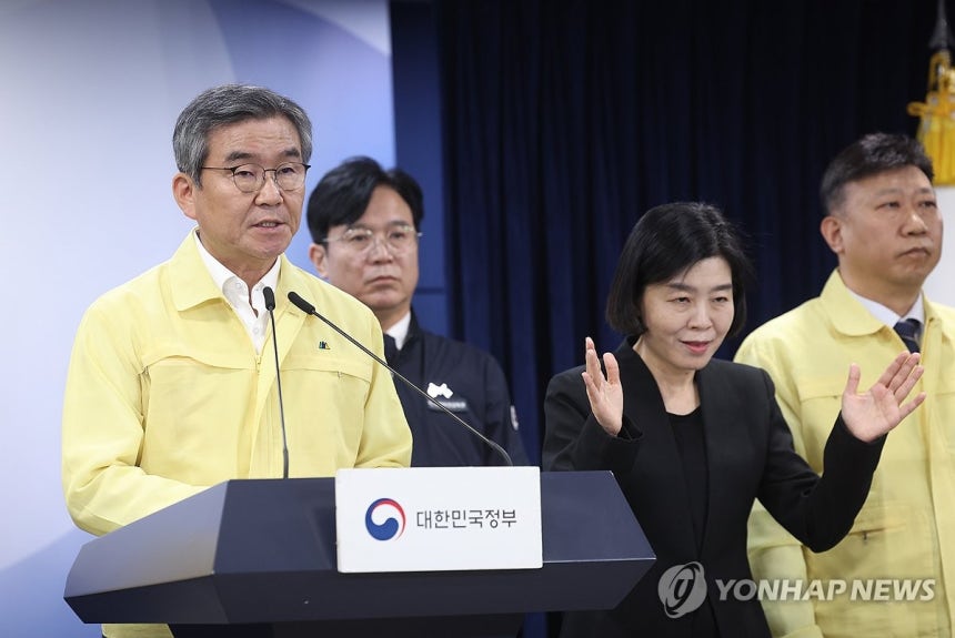 고용장관,중대재해 대응 관련 관계부처 합동 브리핑 (서울=연합뉴스) 신준희 기자 = 박성주 경찰청 국가수사본부장이 26일 정부서울청사에서 경주에서 발생한 중대재해 관련 관계부처 합동 브리핑을 하고 있다.뒤는 김영