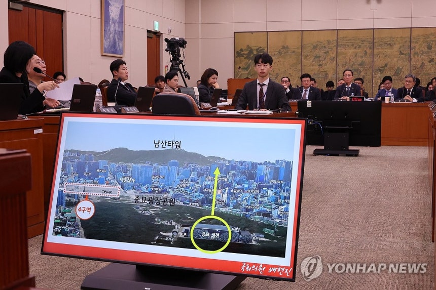 종묘 앞 재개발 논란 질의에 답하는 허민 국가유산청장 (서울=연합뉴스) 김주성 기자 = 허민 국가유산청장이 17일 서울 여의도 국회에서 열린 문화체육관광위원회 전체회의에서 종묘 앞 재개발 사업 논란과 관련한 국민의힘