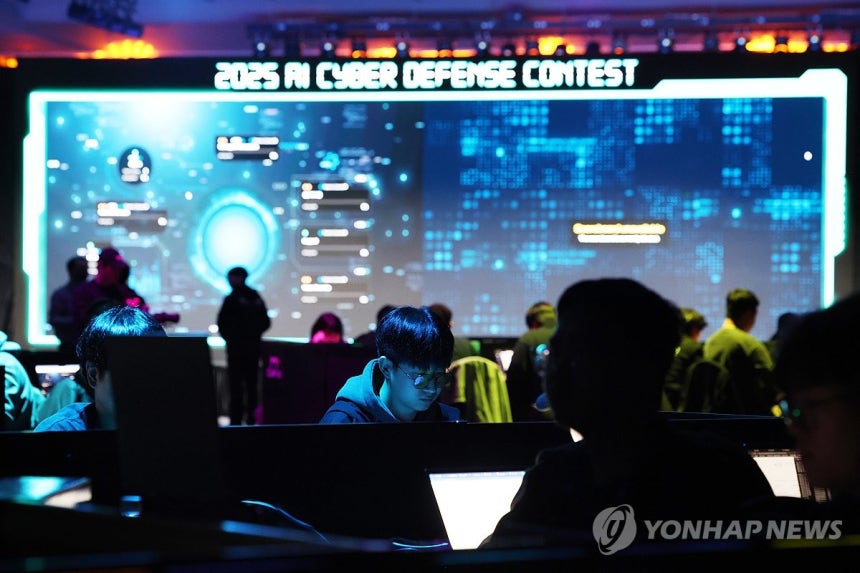 인공지능(AI) 해킹방어대회 (서울=연합뉴스) 이진욱 기자 = 1일 서울 강남구 코엑스에서 2025 인공지능(AI) 해킹방어대회 본선 경기가 열리고 있다.2025.12.1 