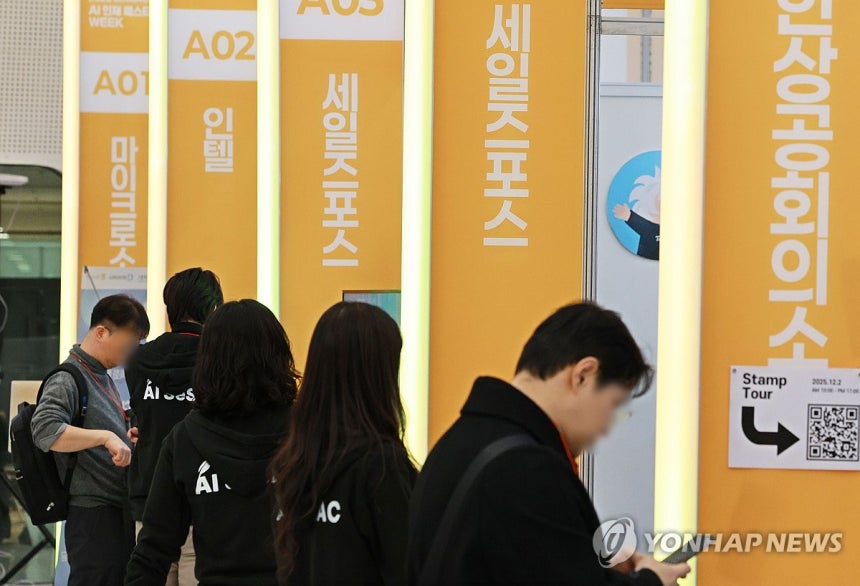 한자리에 모인 AI 인재들 (서울=연합뉴스) 한종찬 기자 = 2일 서울 동대문디자인플라자(DDP)에서 열린 2025 청년취업사관학교 AI 인재페스티벌에서 참석자들이 각 부스를 둘러보고 있다.2025.12.2 sab