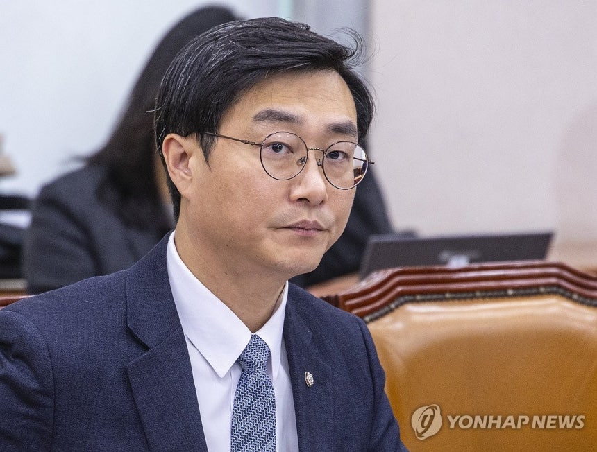 국회 법사위 법안제1소위 참석한 장경태 의원 (서울=연합뉴스) 황광모 기자 = 더불어민주당 장경태 의원이 8일 국회에서 열린 법제사법위원회 법안심사제1소위에 참석해 있다.2025.12.8 