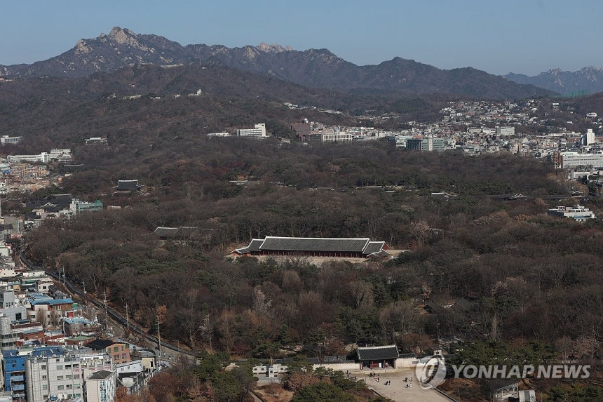 서울 종묘 일대,세계유산지구 지정 (서울=연합뉴스) 이지은 기자 = 12일 정부 관보에 따르면 국가유산청은 종묘 일대 19만4천89.6㎡(약 5만8천712평) 범위를 세계유산지구로 지정했다.종묘 맞은편 세운4구역