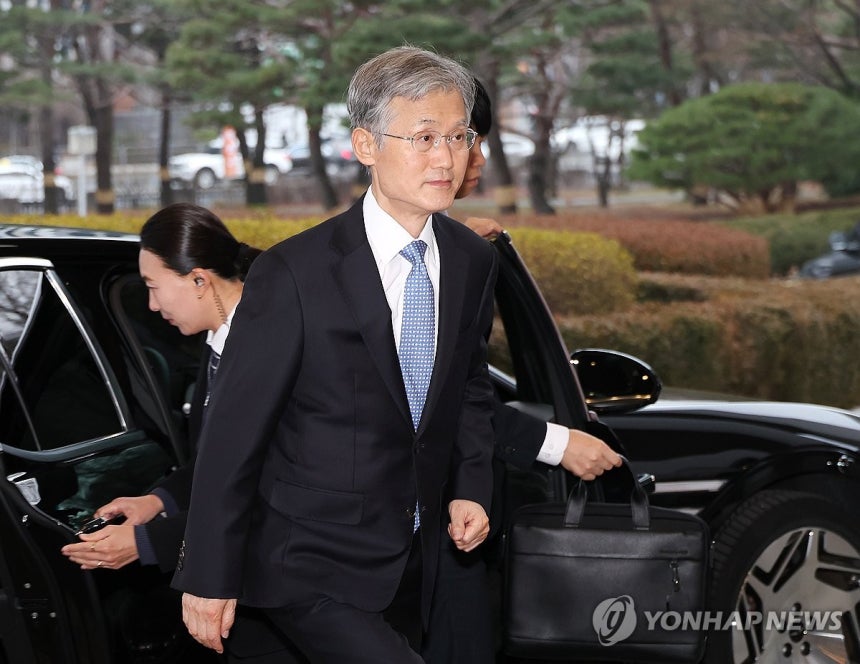 출근하는 조희대 대법원장 (서울=연합뉴스) 김주형 기자 = 조희대 대법원장이 19일 서울 서초구 대법원으로 출근하고 있다.2025.12.19 