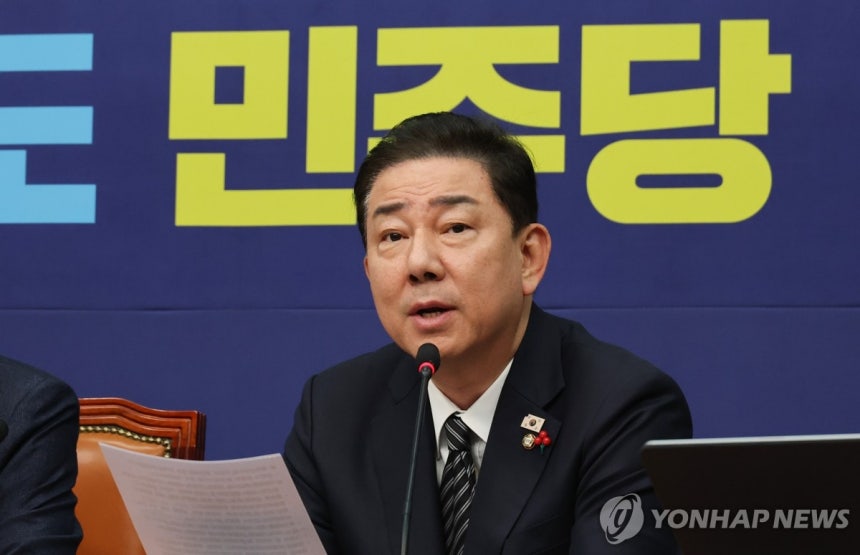 최고위서 발언하는 김병기 원내대표 (서울=연합뉴스) 이동해 기자 = 더불어민주당 김병기 원내대표가 19일 국회에서 열린 최고위원회의에서 발언하고 있다.2025.12.19 