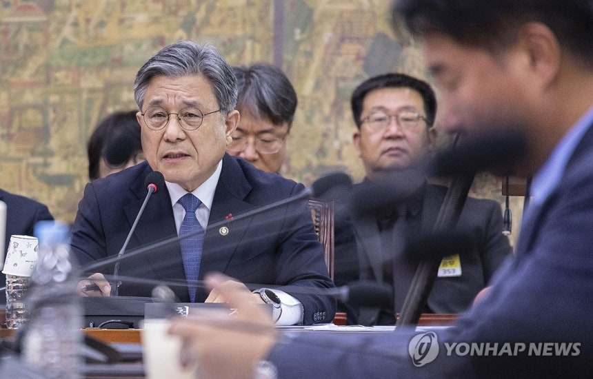 세계유산법 시행령 관련 설명하는 허민 국가유산청장 (서울=연합뉴스) 황광모 기자 = 허민 국가유산청장이 19일 국회에서 열린 문화체육관광위원회 전체 회의에 출석해 세계유산의 보존ㆍ관리 및 활용에 관한 특별법 시행령에