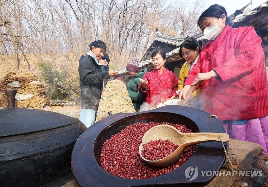 동지 팥죽 쑤는 풍경 (용인=연합뉴스) 홍기원 기자 = 절기상 동지를 하루 앞둔 21일 경기도 용인시 한국민속촌에서 직원들이 팥죽을 쑤고 있다.2025.12.21 
