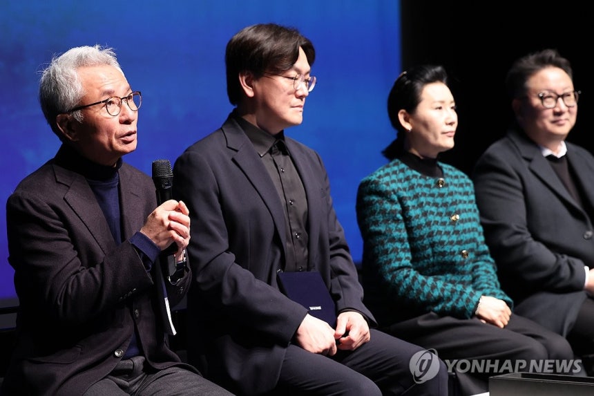 질문에 답하는 안호상 사장 (서울=연합뉴스) 강민지 기자 = 안호상 세종문화회관 사장이 22일 서울 종로구 세종문화회관에서 열린 '2026 세종문화회관 사업발표회'에서 취재진의 질문에 답하고 있다.2025.12.2