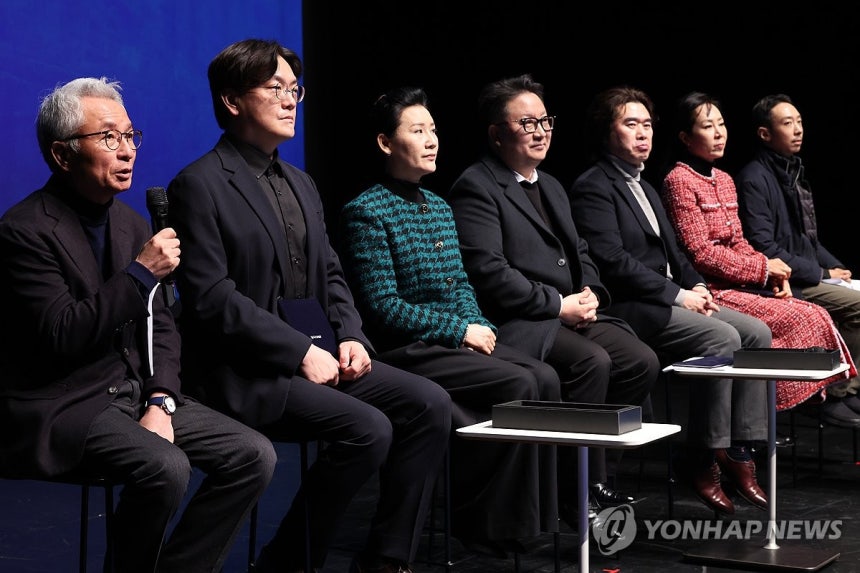 질문에 답하는 안호상 사장 (서울=연합뉴스) 강민지 기자 = 안호상 세종문화회관 사장이 22일 서울 종로구 세종문화회관에서 열린 '2026 세종문화회관 사업발표회'에서 취재진의 질문에 답하고 있다.2025.12.2