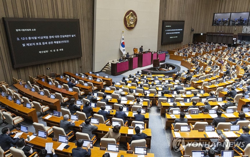 내란전담재판부법 국회 본회의 상정 (서울=연합뉴스) 황광모 기자 = 22일 국회에서 열린 12월 임시국회 본회의에 내란전담재판부법이 상정되고 있다.2025.12.22 