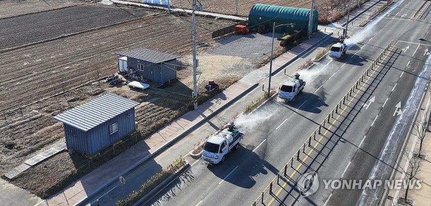 조류인플루엔자 방역 (구미=연합뉴스 자료사진) 윤관식 기자 = 22일 경북 구미시 지산샛강 인근에서 방역 차량이 고병원성 조류인플루엔자(AI) 방역을 하고 있다.경북도는 지난 17일 구미시 지산샛강의 야생조