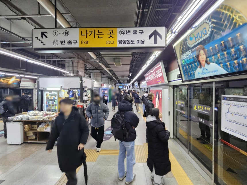 지하철1호선 서울역 플랫폼에서 출근 중인 시민들 [촬영 김동한 수습기자]