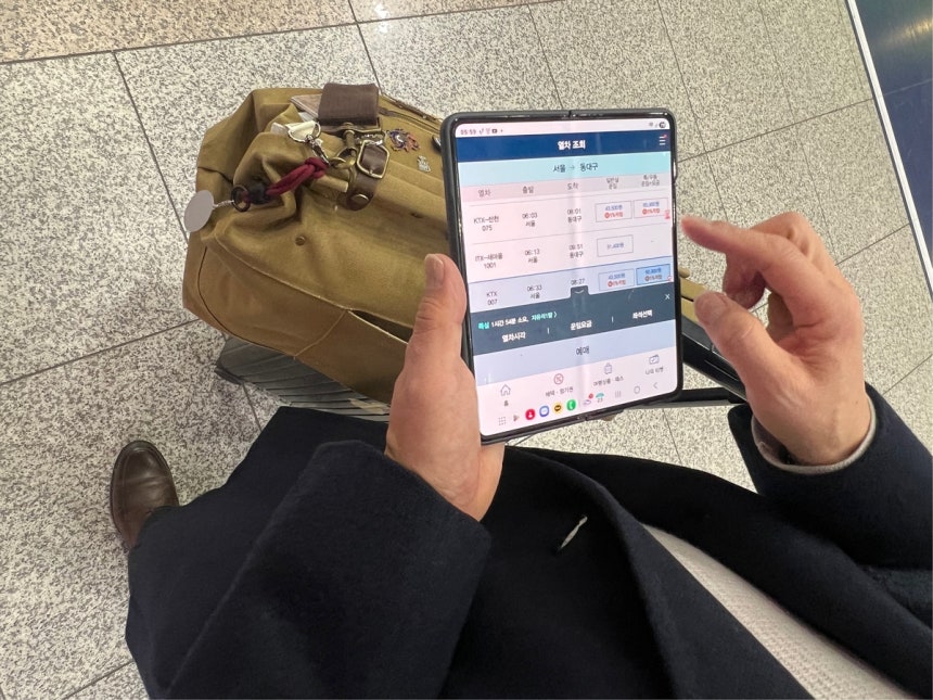 서울역에서 장모(56)씨가 출장지인 동대구역행 열차를 조회 중이다.[촬영 김유향 수습기자]