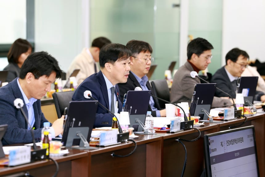 (서울=연합뉴스) 보건복지부는 23일 오후 2025년 제24차 건강보험정책심의위원회(건정심)를 열고 환자 부담 완화를 위한 면역항암제 2종의 건보 급여 적용 범위 확대 등을 논의했다.2025.12.23.[보건복지